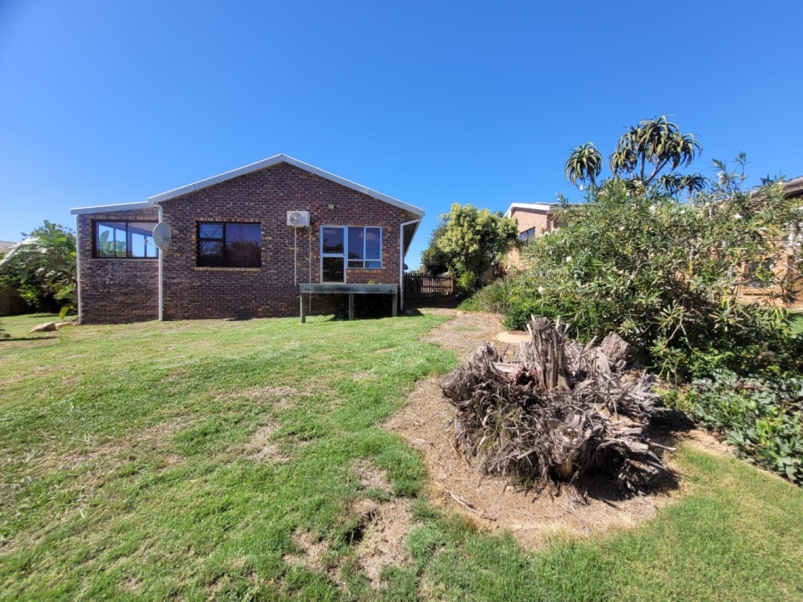 To Let 4 Bedroom Property for Rent in Wavecrest Eastern Cape